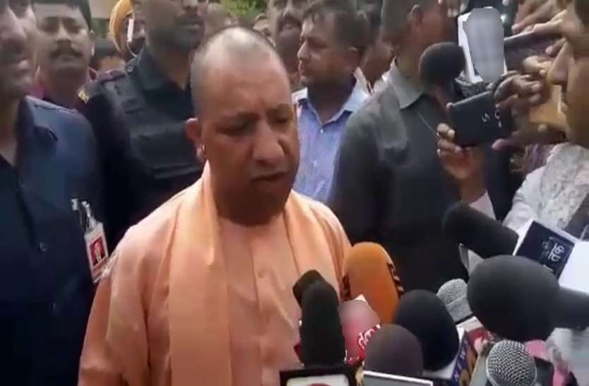 Yogi Adityanath सोनभद्र पहुंचे मुख्यमंत्री योगी आदित्यनाथ, पत्रकारों ने पूछा पूछा ऐसा सवाल