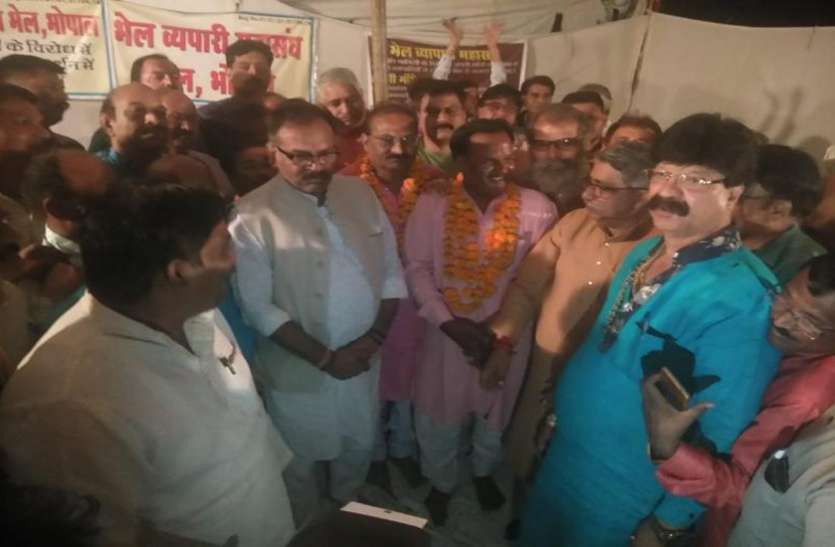 news सांसद की बात मान गए व्यापारी, दुकानों से ऊतारे काले झंड़े