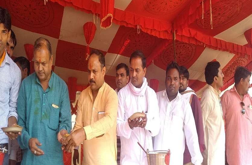 वितरित करते संसदीय सचिव। खाओ हलुवा पुड़ी, पीओ ठंडा-गरम