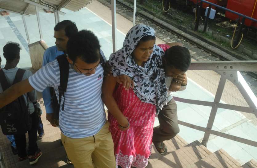 The support of the shoulders of the families in the railway station रेलवे स्टेशन में मरीजों को परिजनों के कंधों का सहारा
