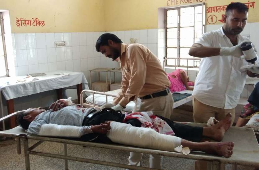 Three injured including mother-son riding bike over collision of bull सांड की टक्कर से बाइक सवार मां-बेटा सहित तीन घायल