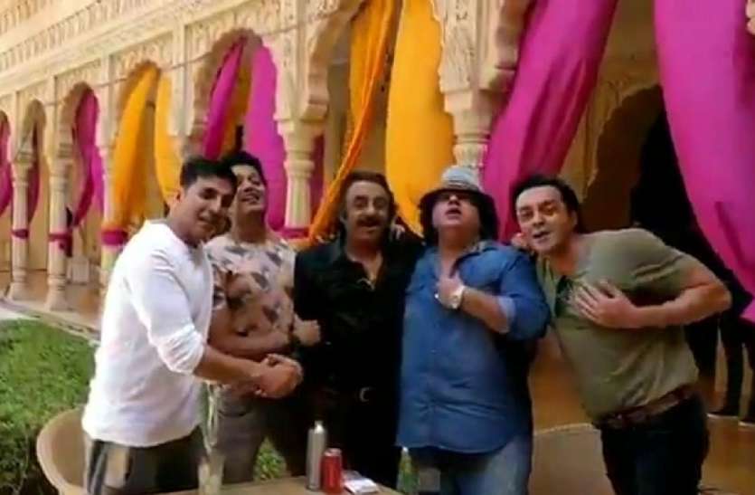 jaisalmer जैसलमेर में इस अभिनेता का मनाया जन्मदिन, अक्षय और बॉबी ने गाया ‘हैप्पी बर्थ डे टू यू...’