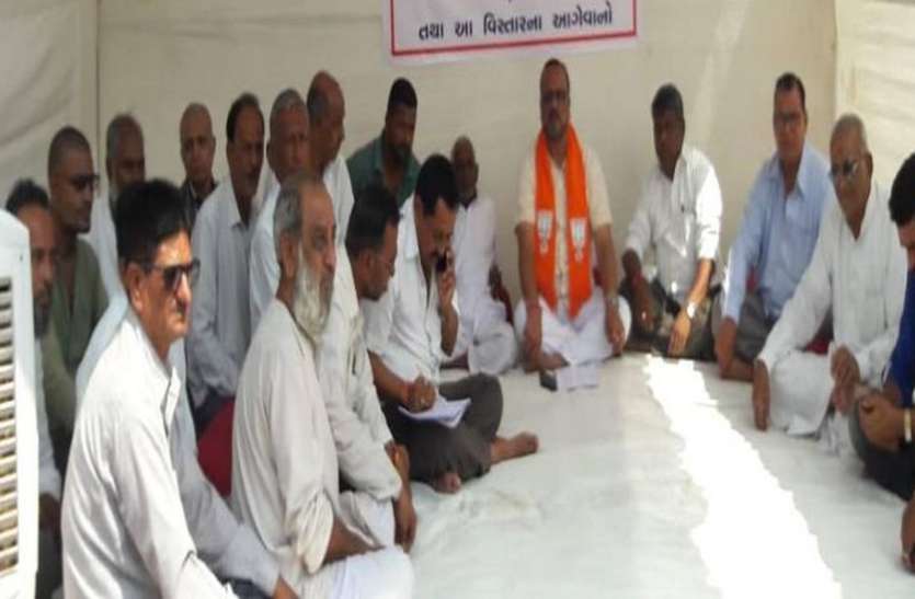 patrika ऐसा क्यां हुआ जो अपनी ही पार्टी की सरकार के खिलाफ धरने पर बैठा यह नेता