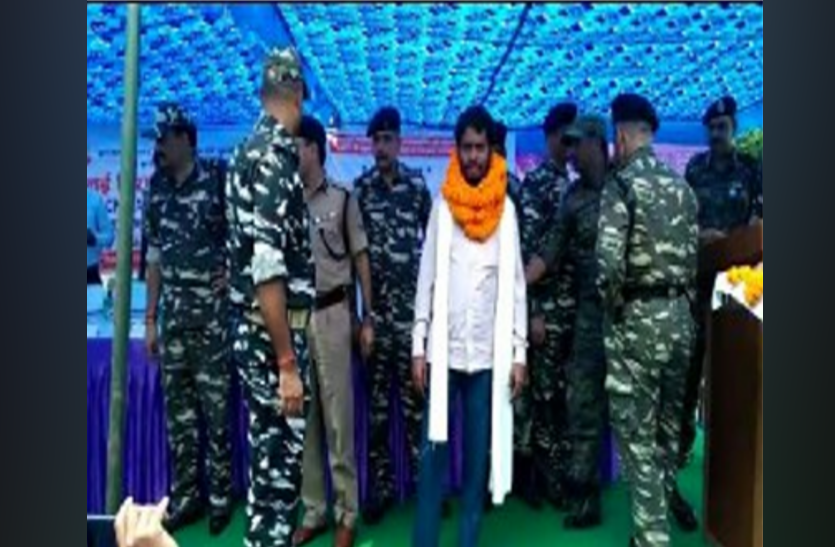 बिरसाई पत्नी के अथक प्रयासों के बाद 25 लाख के इनामी नक्सली बिरसाई ने किया सरेंडर