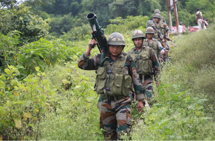 indian army सुरक्षाबलों ने दो आतंकी मार गिराए, स्कूल बंद और रेलवे सेवा स्थगित
