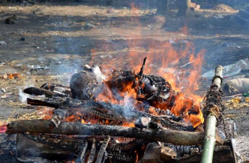 Demo pic मरने से पहले ही लोग कर रहे हैं अपना अंतिम संस्कार, पीछे की वजह जानकर उड़ जाएंगे होश