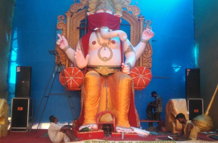 41 फीट ऊंचे पंडाल का बाहरी स्वरूप बांस से तैयार कचहरी चौक में विराजे 21 फीट के इको फ्रेंडली लंबोदर, भक्तों ने कर रखी है खास तैयारी