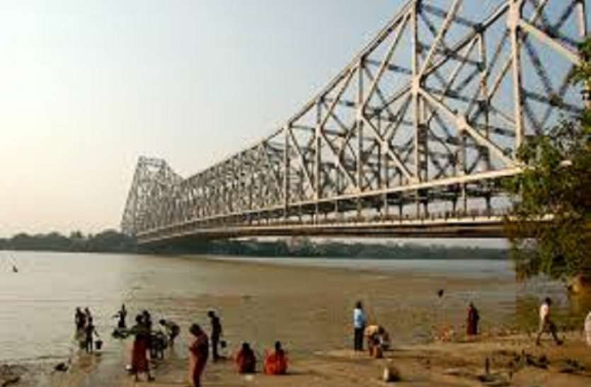 kolkata आत्महत्या रोकने हावड़ा ब्रिज की रेलिंग की ऊंचाई बढ़ाने का काम शुरू