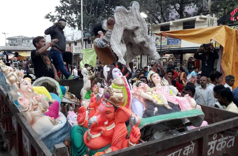 POP sculptures seized by municipality, itarsi, ganesh pop mutri नगर पालिका ने जब्त की पीओपी की मूर्तियां