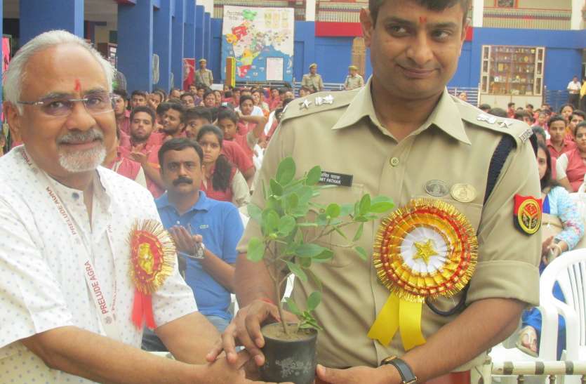ssp amit pathak एसएसपी ने सोशल मीडिया के बढ़ते आकर्षण पर छात्रों को दिए टिप्स
