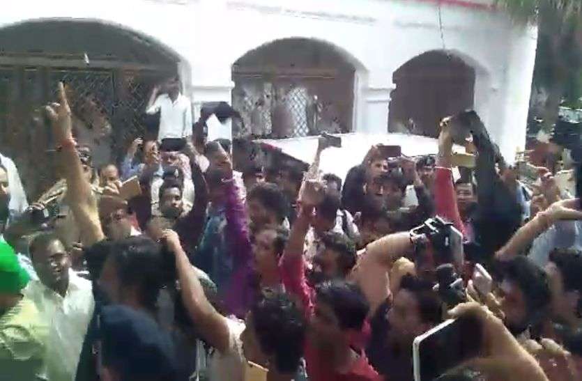 karni sena protest with black flag hindi news VIDEO मध्यप्रदेश के इस शहर में दिग्विजयसिंह को दिखाए काले झंडे
