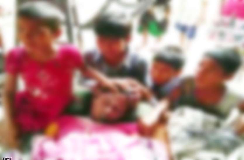 kids मां की लाश को घेरकर रोते रहे 5 मासूम बच्चे, पूछा - पापा आपने ऐसा क्यों किया...
