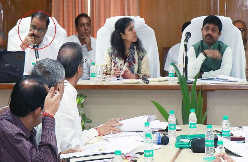 In the meeting of Minister Nandi, Officer fingering nose up to last यहां मंत्री नंदी की मीटिंग में इस तरह नाक खुजाते हैं अफसर