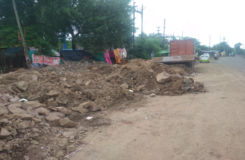 kharab sadak एमपी नगर की सडक़ों को गड्ढ़ों में कर दिया तब्दील
