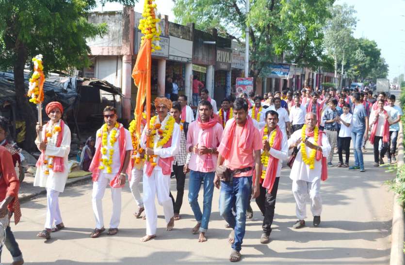 patrika - 28 वीं चारभुजा पदयात्रा में भगवान के बेवाण के साथ प्रारंभ हुआ जत्था
