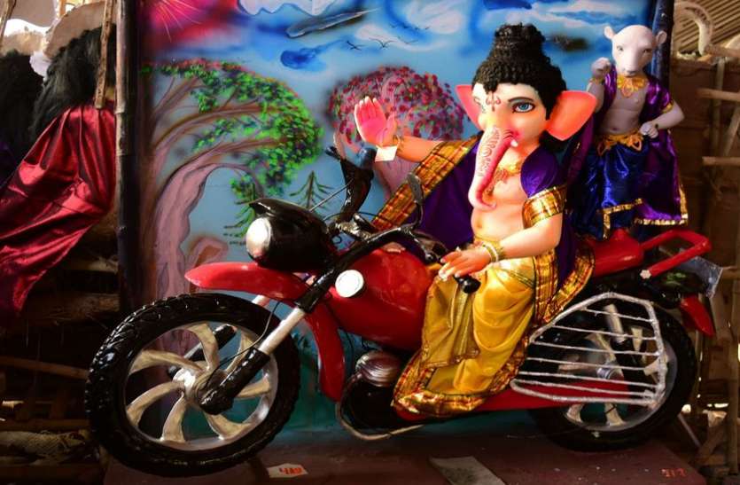indore ganesh कही गणपति बाइक पर विराजें तो कही दिया धार्मिक एकता का संदेश