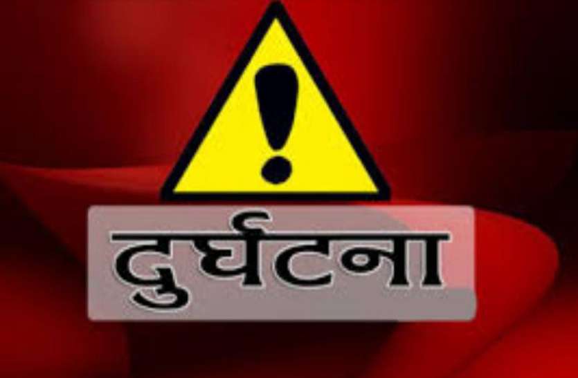 हादसे के बाद आरोप ट्रक चालक गाड़ी छोड़ कर फरार, जुर्म दर्ज Road Accident : RES कर्मचारी को ट्रक ने ऐसा रौंदा कि शव को बटोर कर करना पड़ा एकत्रित
