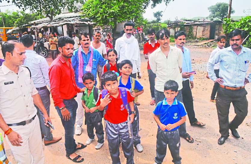 school van बड़ी खबर : बच्चों से भरी स्कूल वैन में लगी आग,वीडियो बनाते रहे लोग