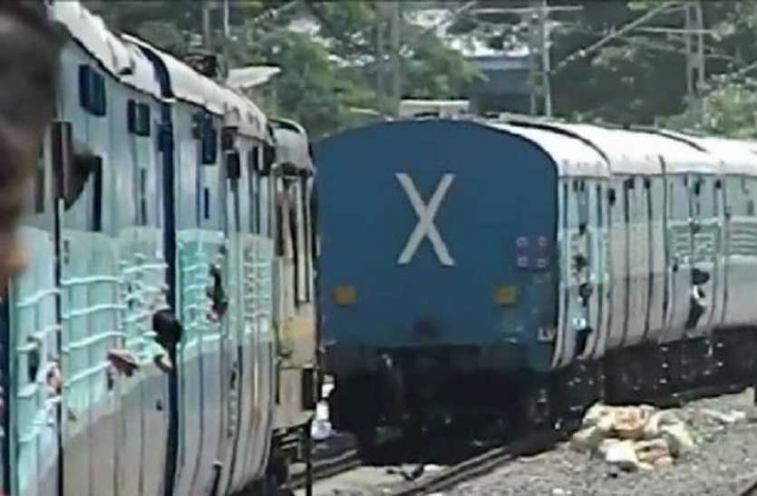kolkata West bengal सियालदह डिवीजन के पातीपुकुर स्टेशन पर एक ही पटरी पर आईं दो ट्रेनें
