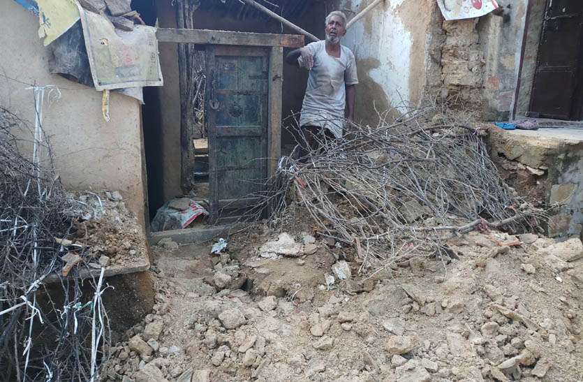 ruined-house-in-maniyara उनियारा में हुई बरसात से ढहा मकान, घरेलू सामान सहित खाने-पीने के सामान दबा मलबे में