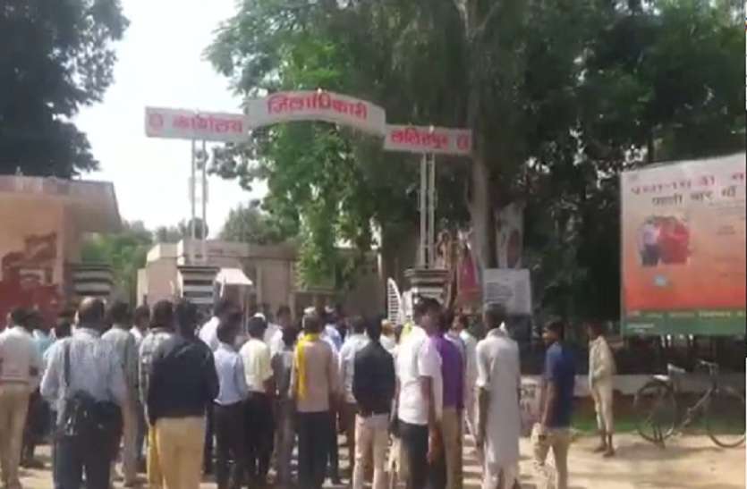 safai karamchari protest against district magistrate in up सफाई कर्मचारी संघ ने सड़कों पर किया जोरदार प्रदर्शन, जिला अधिकारी पर लगाए गम्भीर आरोप