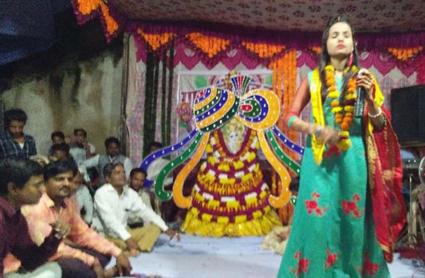 Devotees walking past late night on hymns भजनों पर देर रात तक झूमते रहे श्रद्धालु