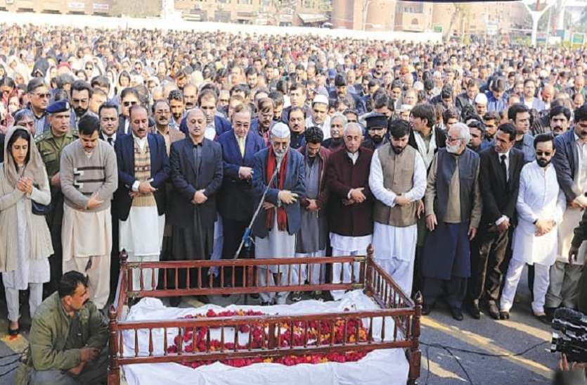 funeral prayers पैरोल पर छूटकर पत्नी के जनाजे में शामिल हुए नवाज शरीफ, बेगम की मौत के समय भी थे जेल में बंद