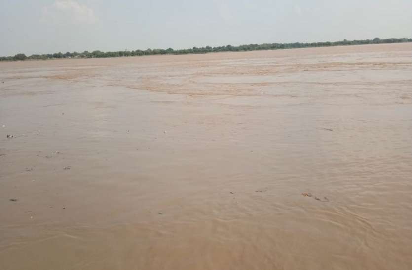 flood कोड़ुगु जिला: बाढ़ से प्रभावित विद्यार्थियों का फीस भरेगी सरकार