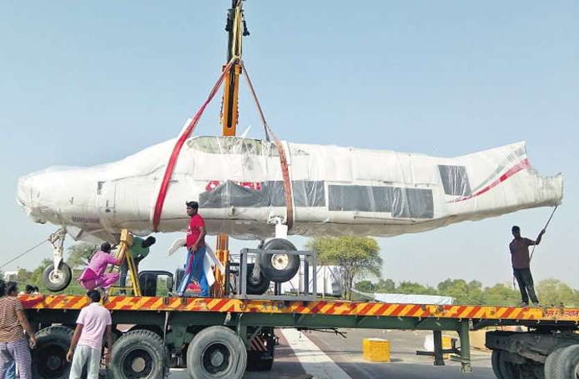 plane on truck राजस्थान में जब ट्रक पर नजर आया विमान, देखता रह गया हर कोई