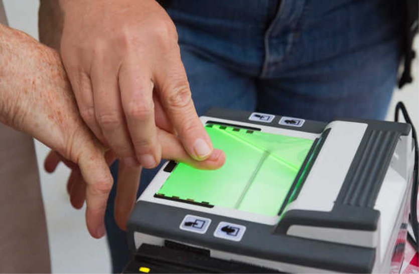 People wandering to improve Aadhaar card, not fill forms आधार कार्ड में सुधार कराने भटक रहे लोग, नहीं भर पा रहे फॉर्म