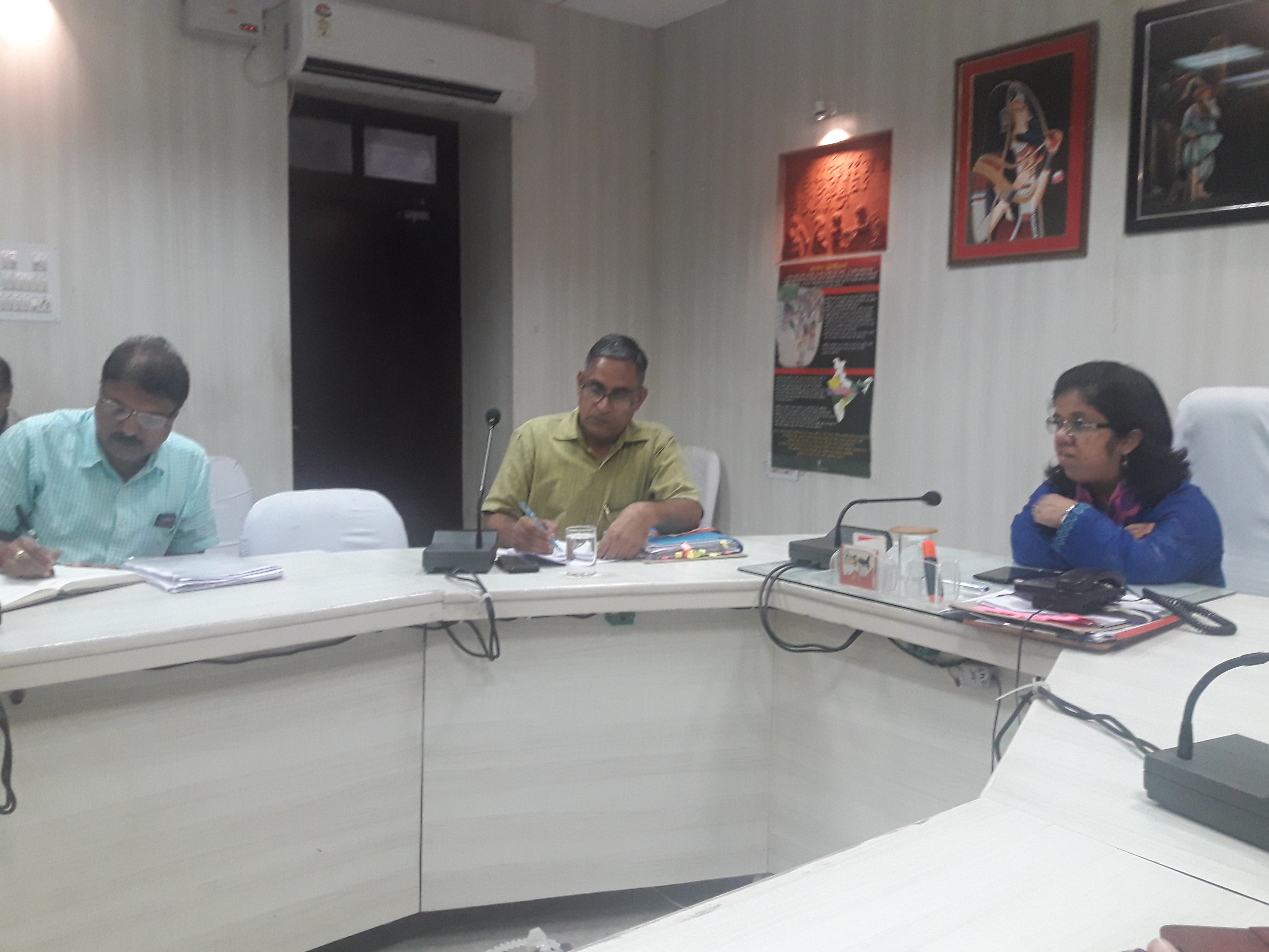 collector dogra took class of engineers बोली अजमेर कलक्टर : पेयजल लाइनों में लीकेज व चोरी बर्दाश्त नहीं, यूं लगाई अभियंताओं की क्लास
