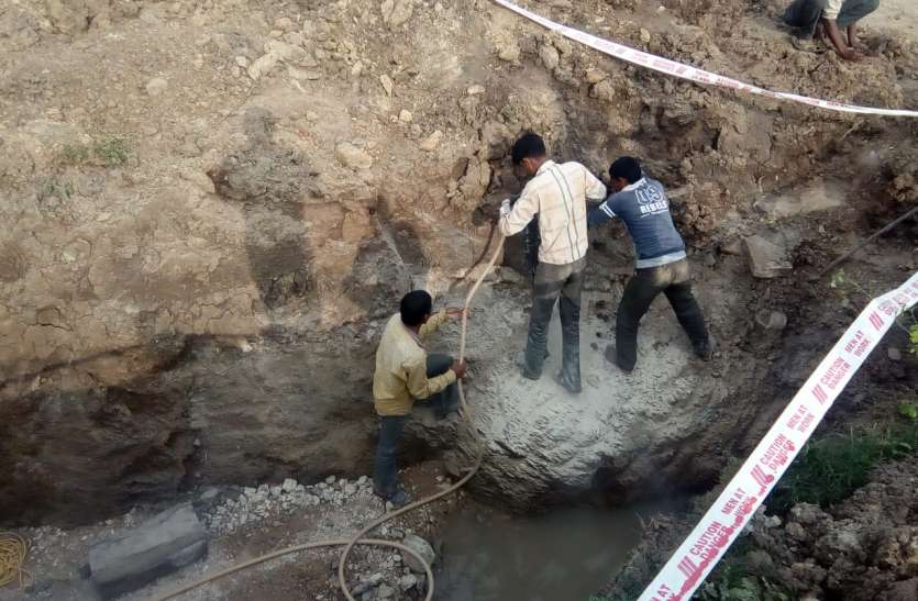 In the laying of the pipeline, once again the obstacle rock पाइप लाइन बिछाने में फिर एक बार रोड़ा बनी चट्टान, अब कैमिकल डालकर तोडऩे की तैयारी