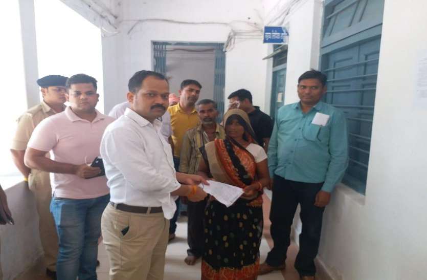 Tribal woman sarpanch hoodwink Not written FIR आदिवासी महिला सरपंच पर दबंगों का कहर, नहीं लिखी थाने में रिपोर्ट