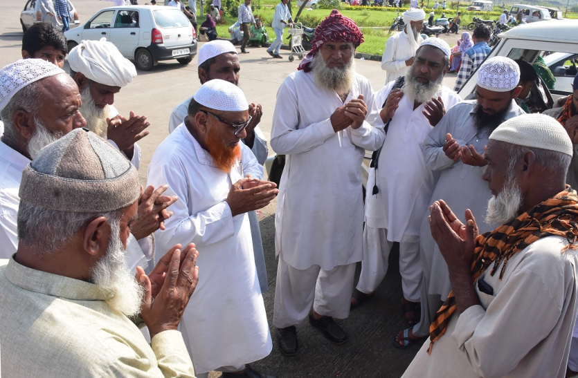 hajj-pilgrim-return-to-bhopal-warm-welcome हज मुकम्मल कर लौटा हाजियों का पहला जत्था
