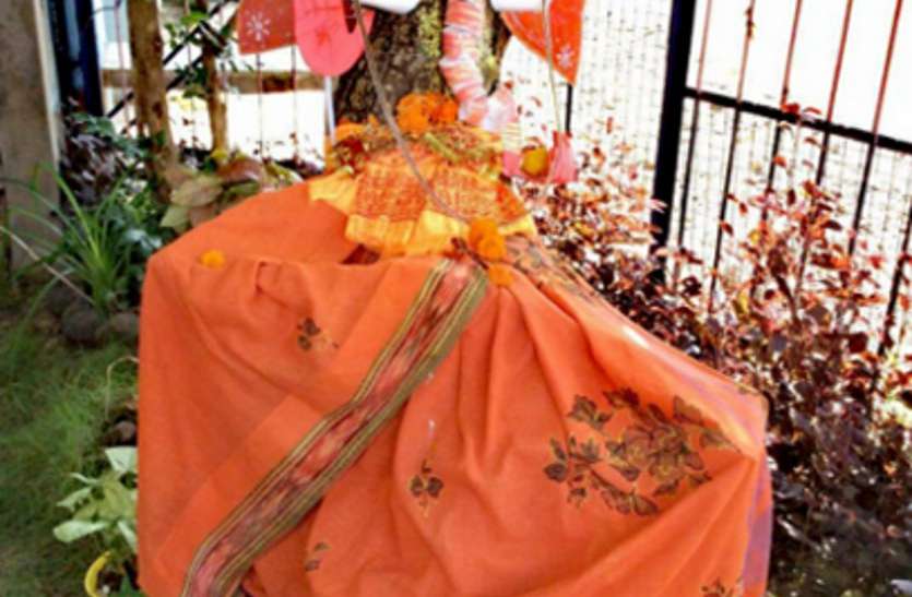Ganesh Chaturthi 2018 Ganesh Chaturthi 2018: पेड़ों को बचाने उन पर उकेर दी गणेश जी की आकृति