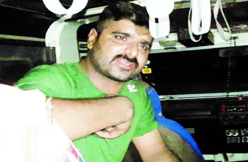 गिरफ्त में आरोपी कांस्टेबल। नशे में धुत कांस्टेबल ने अस्पताल में मचाया उत्पात