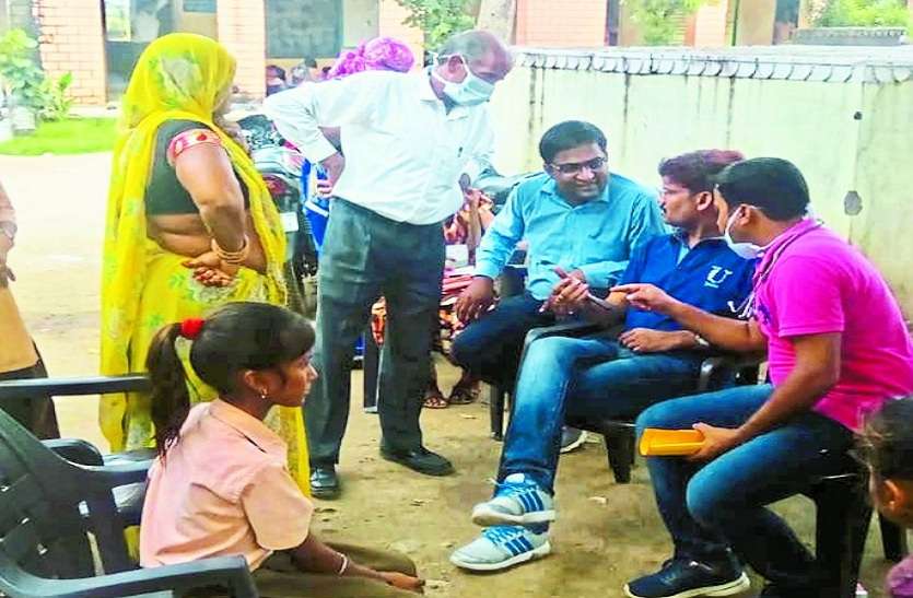 जांच करता चिकित्सा दल। देर रात गांवों में दौड़ा चिकित्सा दल