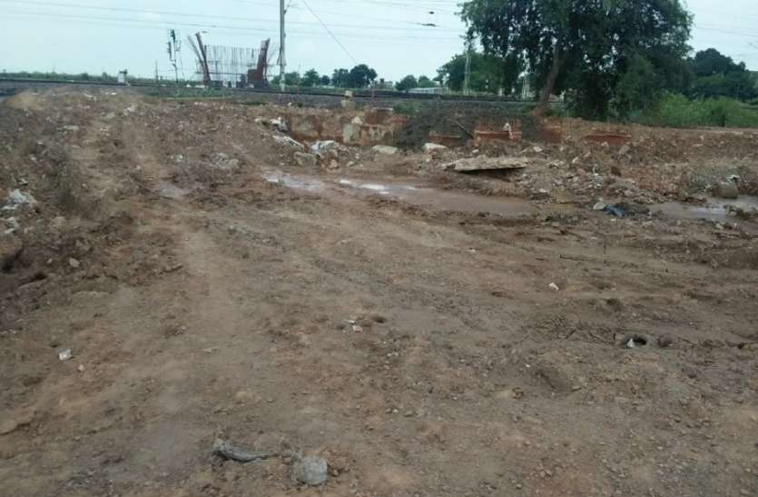 Bypass work being done on the down track in the rain बारिश में रुका डाउन ट्रैक पर बन रहे बायपास का काम, अप ट्रैक पर बायपास बनाने के लिए हो रहा मिट्टी परीक्षण