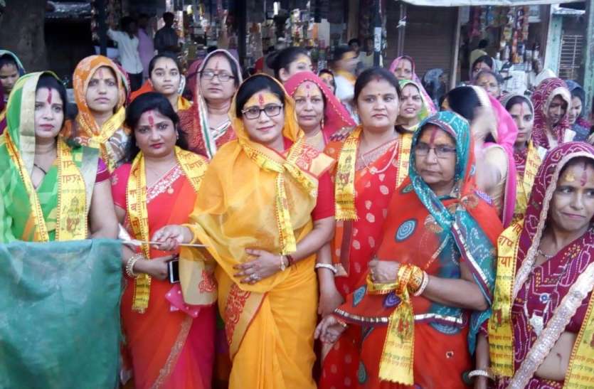 शोभायात्रा में उमड़ा जन सैलाब शोभायात्रा में उमड़ा जन सैलाब