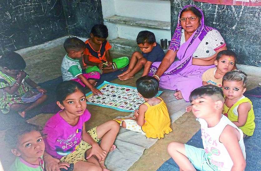 आंगनबाड़ी केन्द्र। फिर कैसे पढ़ेंगी हमारी बेटियां!