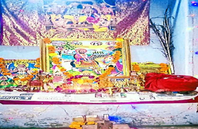 भजन संध्या में सजाई गई झांकी। भजन संध्या में तड़के तक झूमे श्रोता