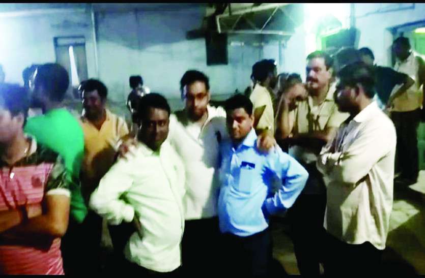 युवा कांग्रेस नेता की पत्नी की खुदकुशी का मामला, पोस्टमार्टम करने के पहले चार घंटे तक मृतका के परिजनों ने जमकर किया हंगामा युवा कांग्रेस नेता की पत्नी की खुदकुशी का मामला, पोस्टमार्टम करने के पहले चार घंटे तक मृतका के परिजनों ने जमकर किया हंगामा