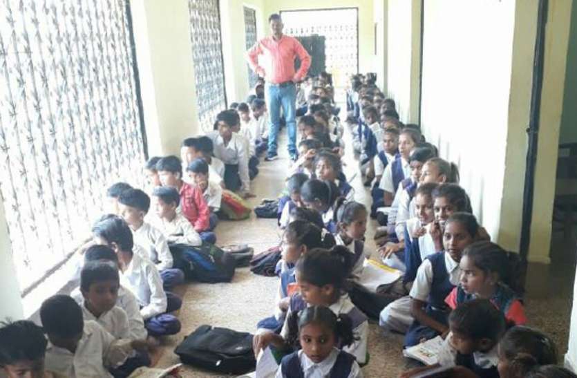 Rewa APSU School not have facilities for students, Officer Silent यहां संवेदना भी हो रही शर्मसार, जानिए प्रदेश के इस संस्थान में मासूमों के साथ हो रहा किस तरह का जुल्म