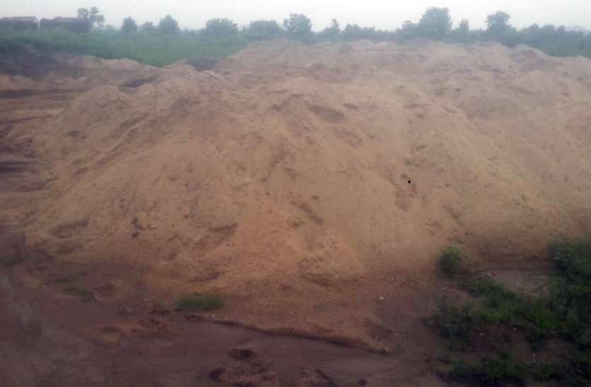 utkhanan साहू टोला में अवैध रेत का भंडारण