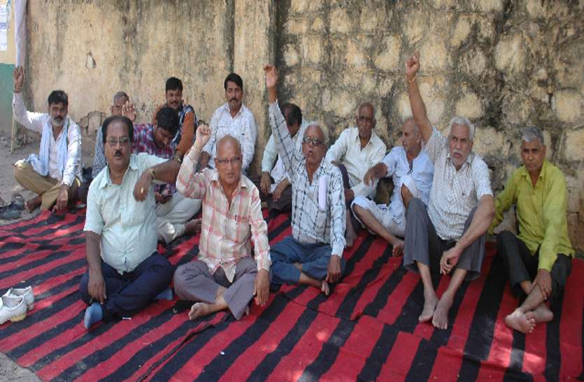 rodavej jaam strike government vaarta failed सरकार से वार्ता विफल रात 12 बजे से थम सकते है रोडवेज के चक्के...