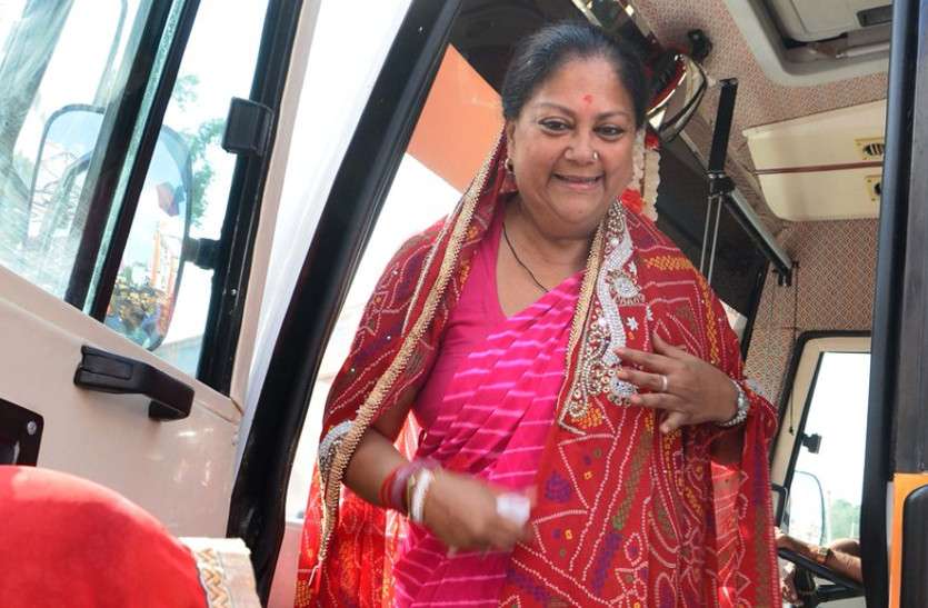 vasundhara raje rajasthan gaurav yatra 2018 खस्ताहाल सडकों ने रोका सीएम वसुंधरा राजे की 'गौरव' रथ! अचानक करना पड़ गया कार्यक्रम में बदलाव