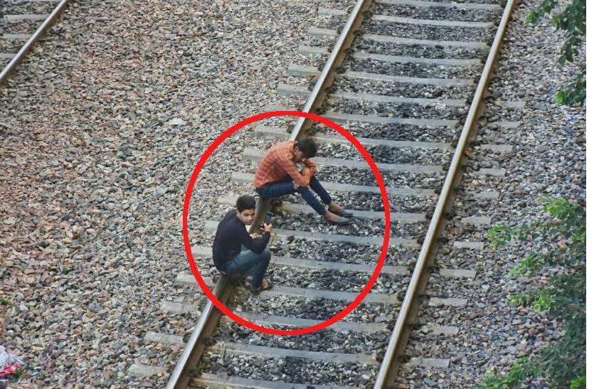 railway track यह पार्क नहीं खतरे का ट्रैक है