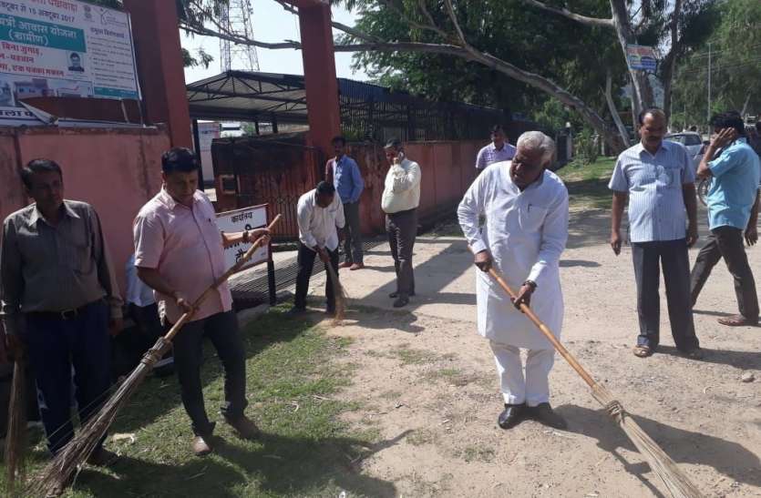 The legislator launches a sweep boom विधायक ने झाडू लगाकर की अभियान की शुरुआत