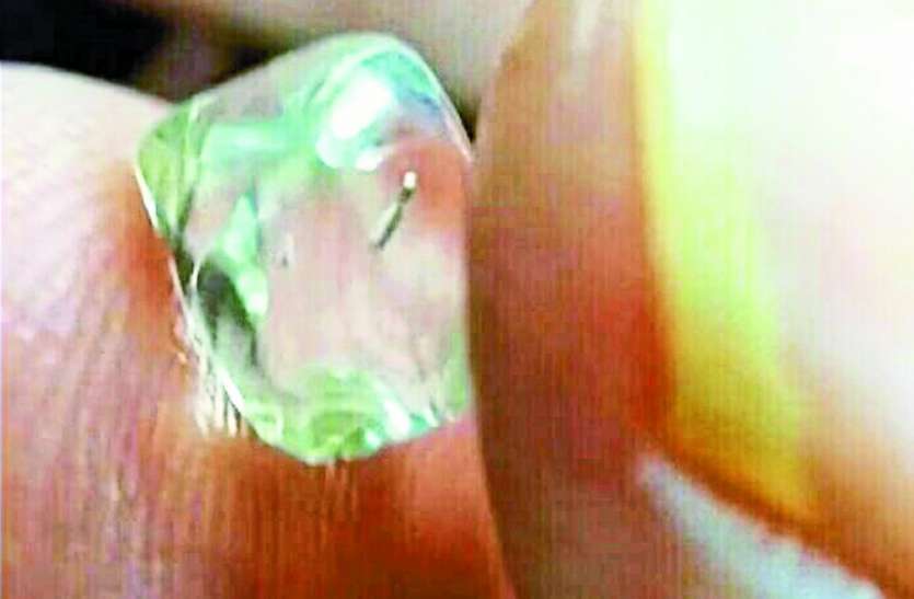 diamond Mine: a labourer finds diamond worth rs 3 lakh in panna मध्यप्रदेश में एक और मजदूर को मिला बेशकीमती हीरा, वजन 3.16 कैरेट, ये खदान उगल रही डायमंड