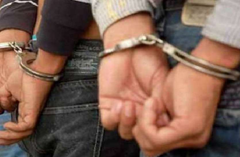 accused arrested गांजा बेचने से पहले ही पुलिस ने दबोचे, रात को खुली दुकानों पर ढूंढते थे ग्राहक